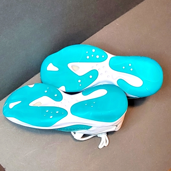 AIR JORDAN 11 CMFT LOW - Picture 9 of 10